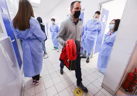 REPORTAJ. Vaccinare în miez de noapte, la Timișoara. „M-am gândit și că va fi mai puțină lume și voiam neapărat să prind Pfizer”