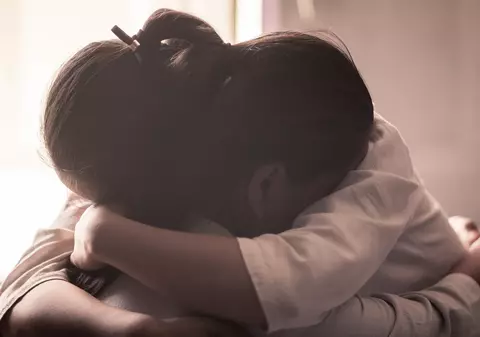 O fetiţă abuzată sexual de ambii părinţi, ani la rând, a fost salvată de colegele ei din clasa a VII-a