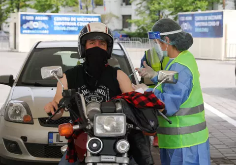 În plin val patru al pandemiei, două mari centre de vaccinare din București au fost închise