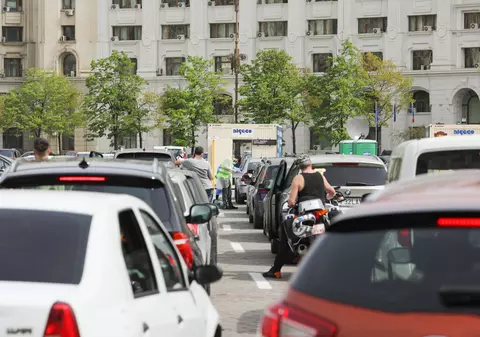 Coadă de 1 Mai la centrul drive-thru din București, în a treia zi de la deschidere