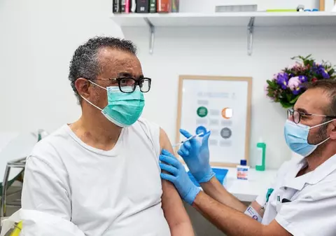 Directorul OMS s-a vaccinat împotriva Covid-19. Ce mesaj a transmis