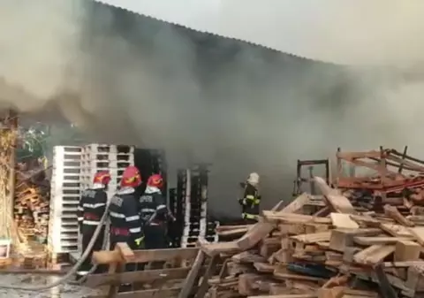 Incendiu puternic la un depozit de paleţi din București. Pompierii intervin cu 9 autospeciale