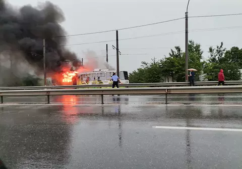Un tramvai lovit de fulger a luat foc în mers, în Craiova