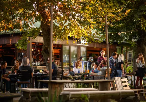 Maraton de vaccinare la o terasă din Timișoara. Tombolă și premii pentru tinerii care se imunizează