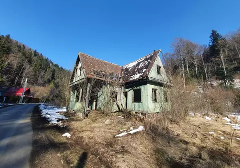 REPORTAJ. Băile-fantomă din Munții Harghitei. Marea tabără de la Chirui arată ca un orășel părăsit