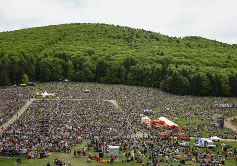 Zeci de mii de oameni au participat sâmbătă la pelerinajul de la Șumuleu Ciuc, primul de la ridicarea restricţiilor