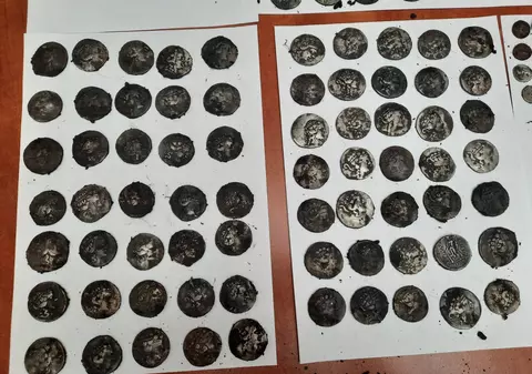 Peste 200 de monede antice, descoperite la Buftea cu ajutorul unui detector de metale