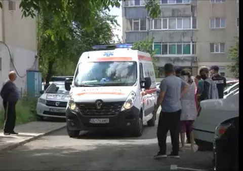 O adolescentă de 14 ani, în stare gravă, după ce a căzut de pe un bloc de patru etaje din Galați