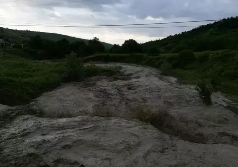 Bărbatul luat de viitură în Prahova a fost găsit mort de pompieri