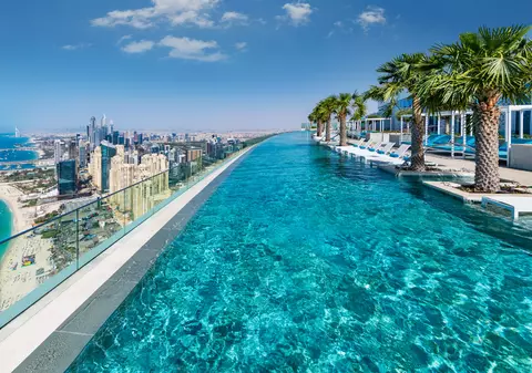 Piscina „din nori”. Se află la aproape 300 metri deasupra solului, în Dubai, și oferă o priveliște uluitoare a orașului