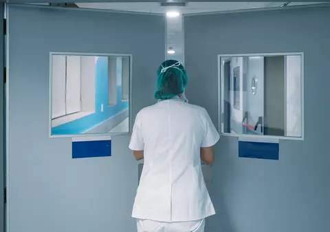 Asistenta din Focșani care a înjurat o mamă venită cu bebelușul la Spitalul Judeţean a fost concediată. „Îi găsește dracii numai la ora asta să vină”