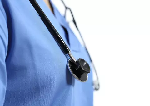 Un medic nigerian angajat în Irlanda cu o diplomă din România, acuzat că nu știa nici să pună o branulă