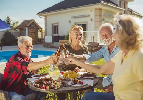 Studiu: Într-un cartier sigur, oamenii beau mai des, dar consumul excesiv de alcool e mai rar
