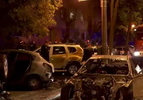 Patru mașini au ars pe o stradă din sectorul 1 al Capitalei
