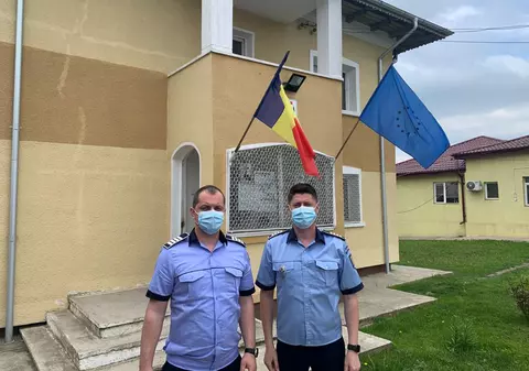 Bărbat căzut lângă casă, salvat de doi polițiști aflați în patrulare. Își secționase o arteră în gardul de fier