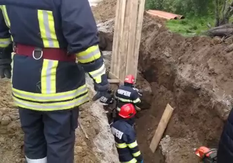 Un muncitor a murit strivit de un mal de pământ în timp ce lucra la o rețea de canalizare﻿