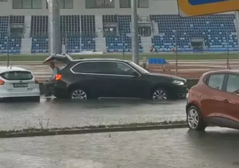 Consilieri locali din Craiova, căraţi în portbagaj de la o şedinţă, pentru a nu se uda pe aleile inundate