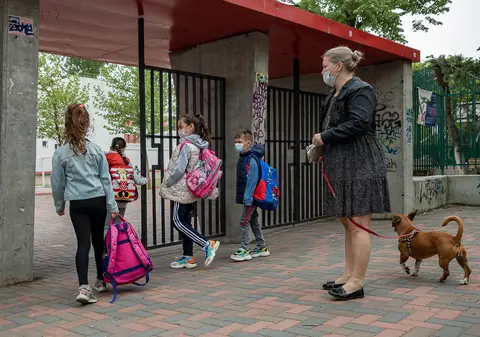 Aproape 7.800 de elevi din București au cerut să facă în continuare cursuri online