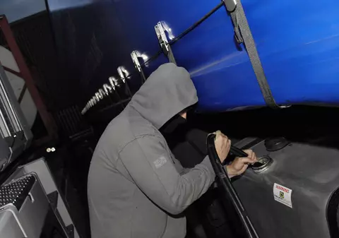 Dincolo de accidente, dincolo de amenzi. Prin ce trec șoferii români de TIR pe șoselele din Europa. „În Franța, e la noroc, nu se știe când ești atacat”