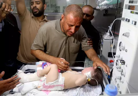 Bebeluș găsit în viață la pieptul mamei moarte, în casa lovită de o rachetă, în Gaza