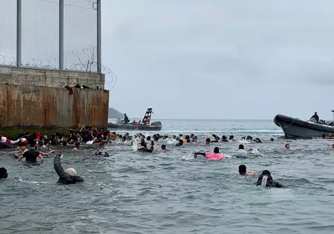 Imaginea disperării. Mii de migranți africani înoată zilnic spre Spania