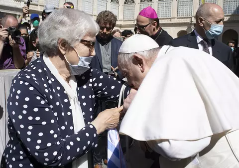 Papa Francisc a sărutat brațul unei supraviețuitoare de la Auschwitz, pe care avea tatuat numărul din lagăr