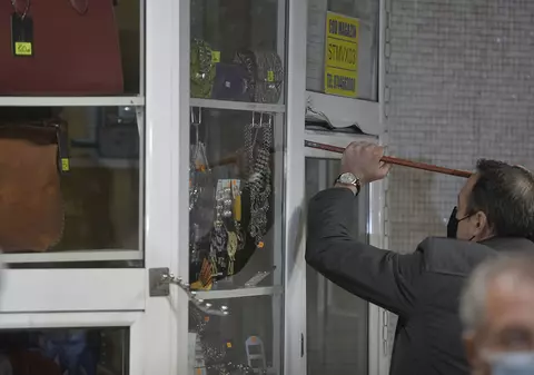 Începută cu ranga acum două luni, demolarea chioșcurilor de la metrou s-a împotmolit la două primării