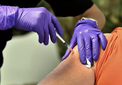 „Pot să fac rapelul cu un alt vaccin, dacă am avut o reacție adversă după prima doză?”. Răspunsul autorităților