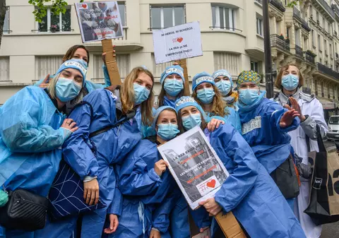 Franța va onora medicii care au murit de Covid cu un statut special