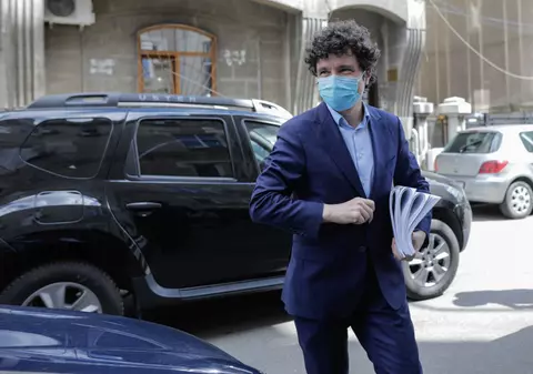 Fără parveniți în funcții publice: imaginea cu Nicușor Dan care nu-și deschide singur ușa de la mașină