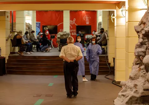 „Mi-a fost frică, dar m-au convins copiii și imaginile de la TV”. Sute de oameni s-au vaccinat la Filarmonica din Sibiu pe muzica lui Brahms