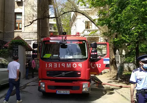 Incendiu la o casă de lângă Ateneul Român. Proprietarul locuinței, imobilizat și amendat de polițiști