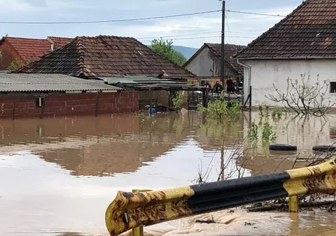 Pod prăbușit în Alba, 50 de familii sunt izolate. Pericol de inundații în județul Bihor