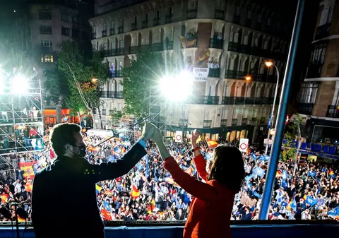 Liderul regiunii Madrid, critic al restricțiilor COVID, obține o victorie mare în alegeri, sub sloganul „Libertate”