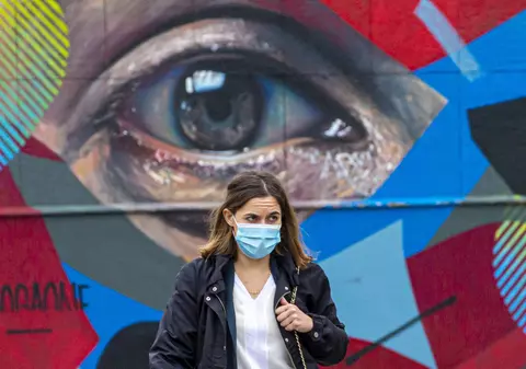 Motivul pentru care unii oameni vor să poarte mască și după ce s-au imunizat: „E ca o mantie de invizibilitate”