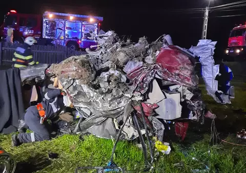 Maserati condus cu 180 km/h, complet distrus în accident. Trei tineri au murit