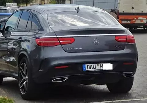 Mercedes de lux cu număr de înmatriculare obscen, pe o șosea din Suceava, șoferul a primit 6.175 de lei amendă