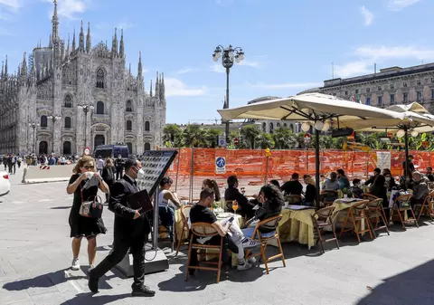 După un val pandemic agresiv, Europa a început să ridice restricțiile, cu multă precauție