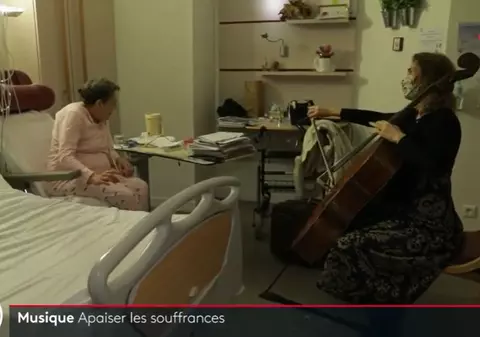 O violoncelistă franceză cântă de două decenii pentru pacienții din centre paliative. „Îmi ia durerea”
