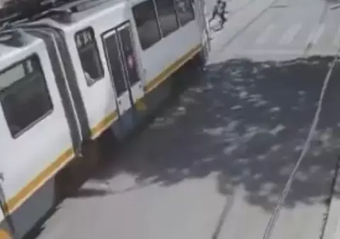 O femeie și doi copii, la un pas să fie loviți pe trecerea de pietoni de un tramvai, în București. STB a anunțat o anchetă