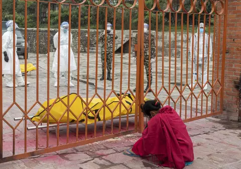 Valul COVID din India lovește și Nepalul. Confruntați cu o explozie de cazuri, medicii se tem de „o catastrofă umană”
