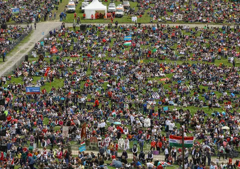 Aproximativ 300.000 de persoane, aşteptate sâmbătă la Şumuleu Ciuc, la pelerinajul de Rusaliile Catolice