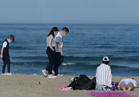 Aproape jumătate din românii își aleg vacanțele în străinătate în funcție de restricțiile anti-COVID