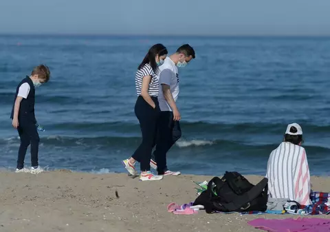 „Fără mască pe plajă de la 1 iunie”. Măsurile de relaxare pe litoral, anunțate de premierul Cîțu