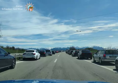 Polițiștii mulțumesc acestor șoferi, uimiți și ei de disciplina lor în trafic, în Germania