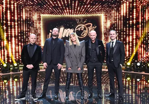 Gala Premiilor „iUmor” 2021. Loredana și Delia se sărută în fața tuturor celor prezenți pe scenă