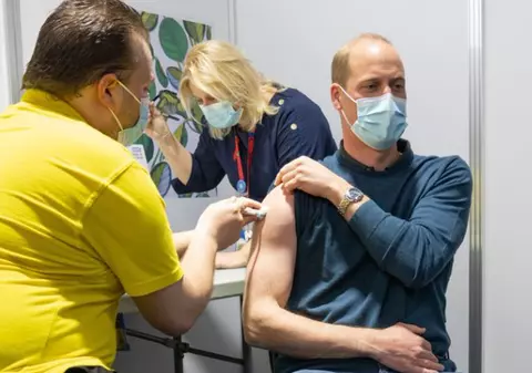 Prinţul William s-a vaccinat împotriva COVID-19