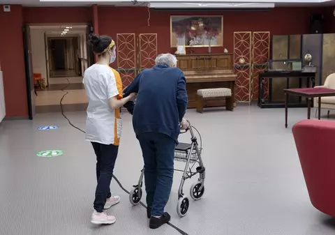 Deutsche Welle, despre situația românilor care îngrijesc vârstinici în Vest:  "Mulți dintre ei ajung să cedeze nervos"