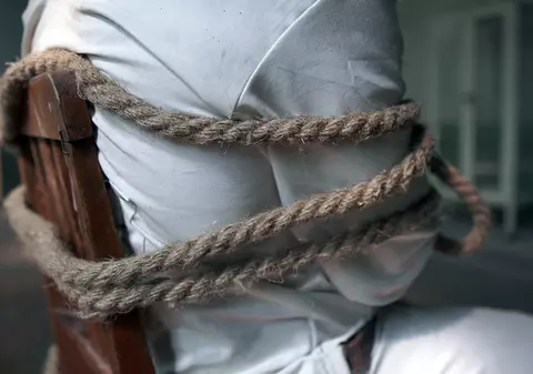 Coșmarul unui tânăr plecat la muncă în Olanda: legat de scaun și bătut până la leșin. Agresorii, colegii români