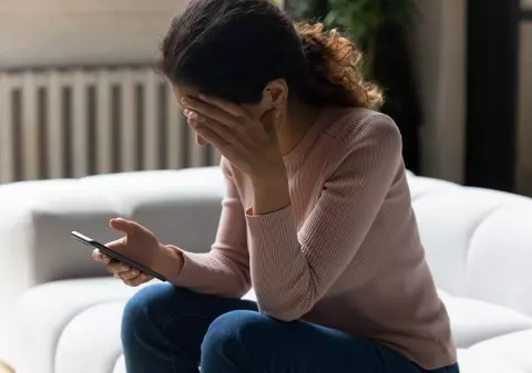 Cum au pedepsit judecătorii un tânăr care și-a șantajat iubita cu fotografii compromițătoare